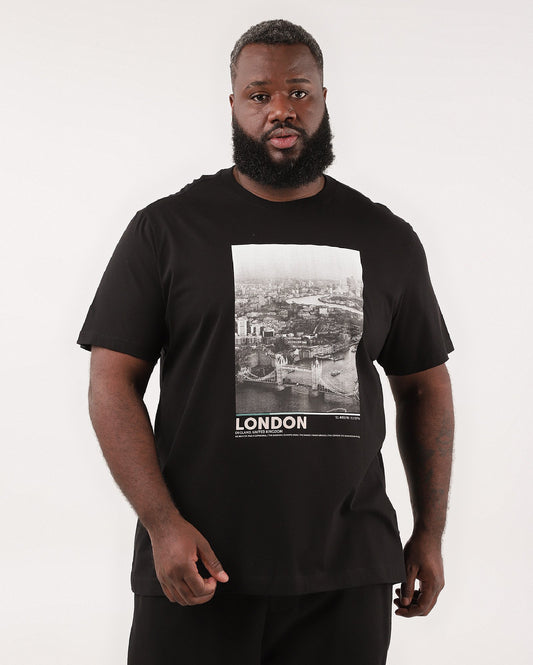 Camiseta masculina plus size regular fit preta estampada London | Original Plus By Riachuelo