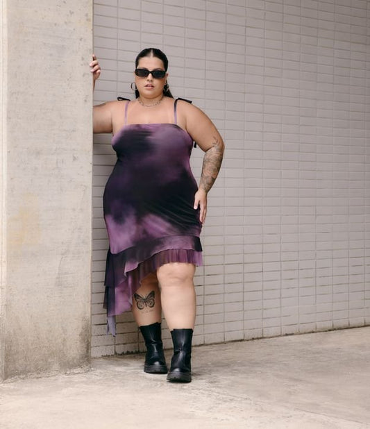 Vestido curto de tule com bainha assimétrica e estampa de manchas, Curve & Plus Size, roxo/preto