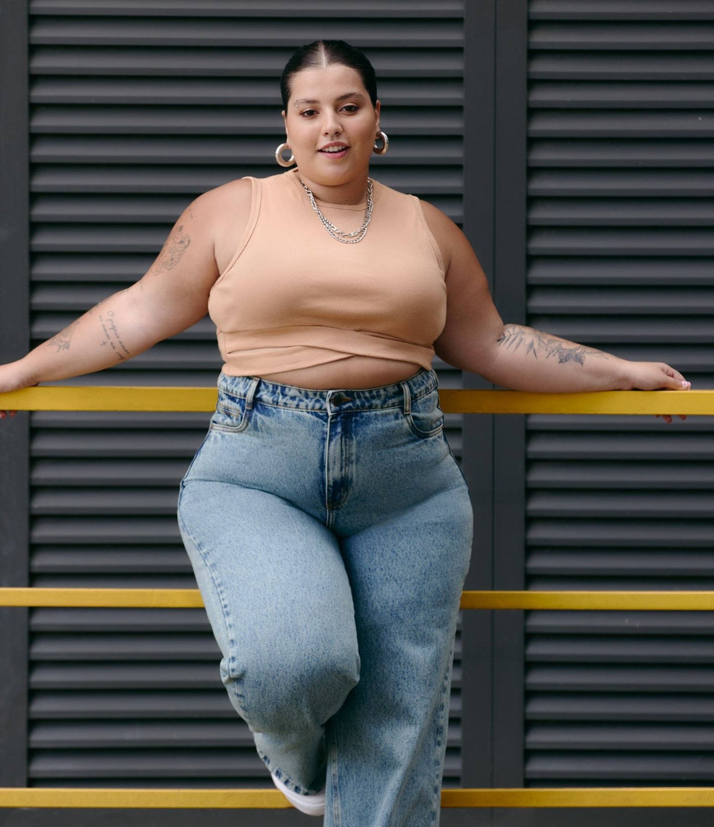 Camiseta regata com nervuras em laranja pastel e detalhes na bainha - Curve e Plus Size