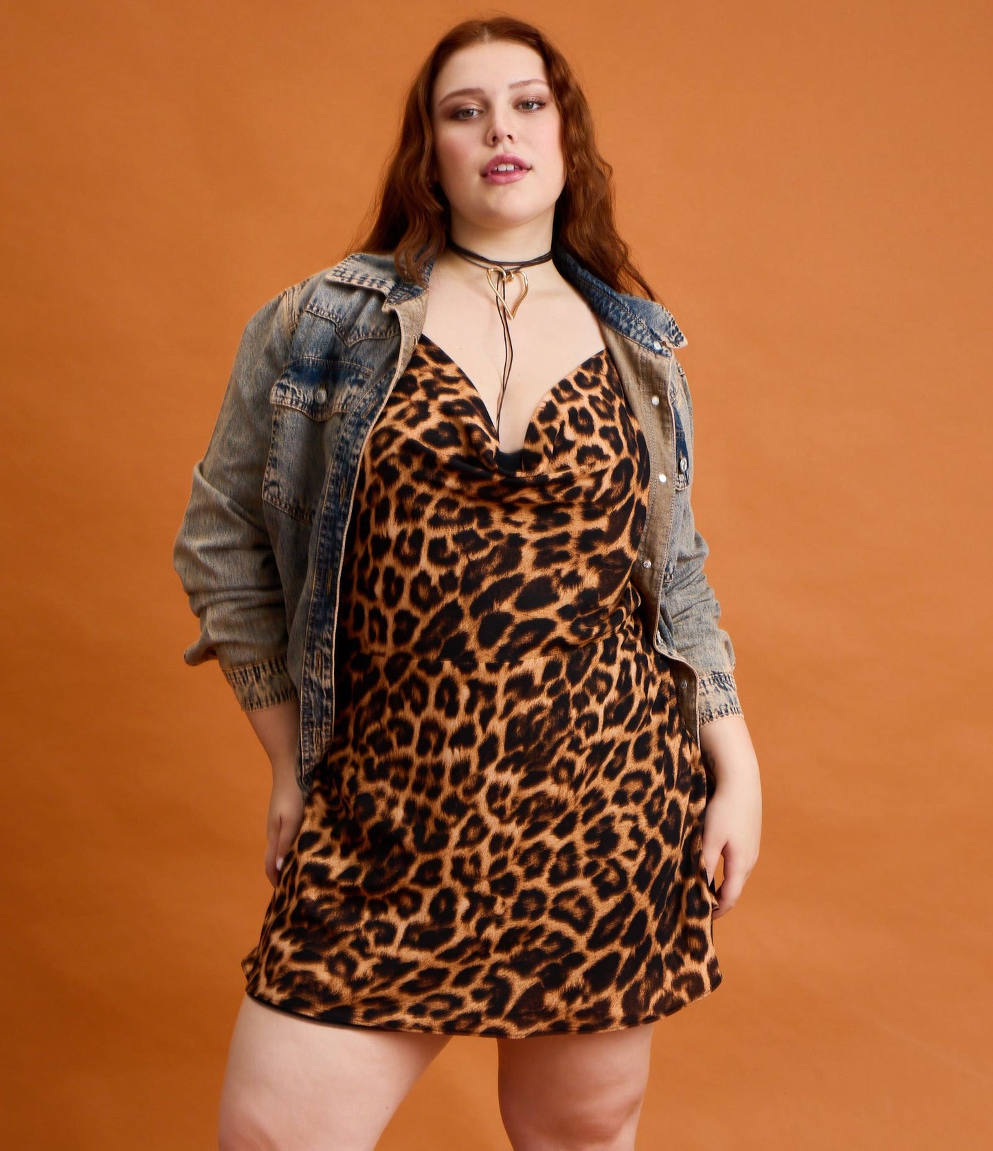 Vestito corto in crepe con stampa leopardo e dettaglio cravatta - Curve e taglie forti, marrone