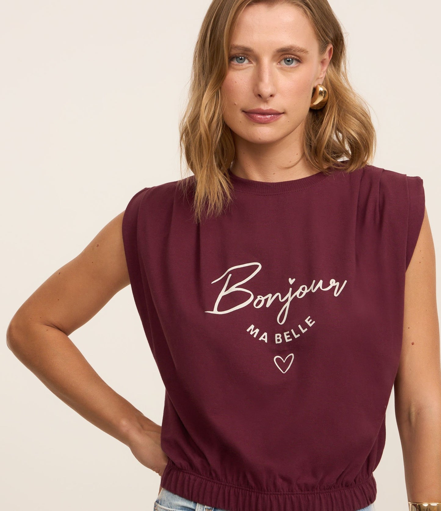 Blusa de algodón de manga corta con estampado de letras "Bonjour" en burdeos