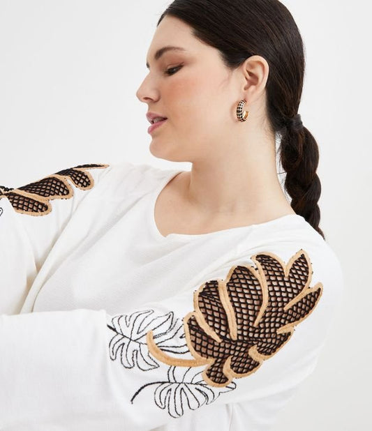 Moletom bege com mangas bordadas - Curve e Plus Size