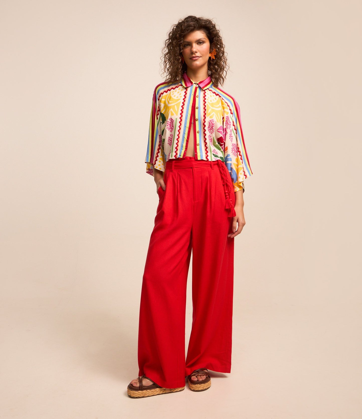 Pantaloni a gamba larga in viscosa e lino con cintura in corda rossa e nappe