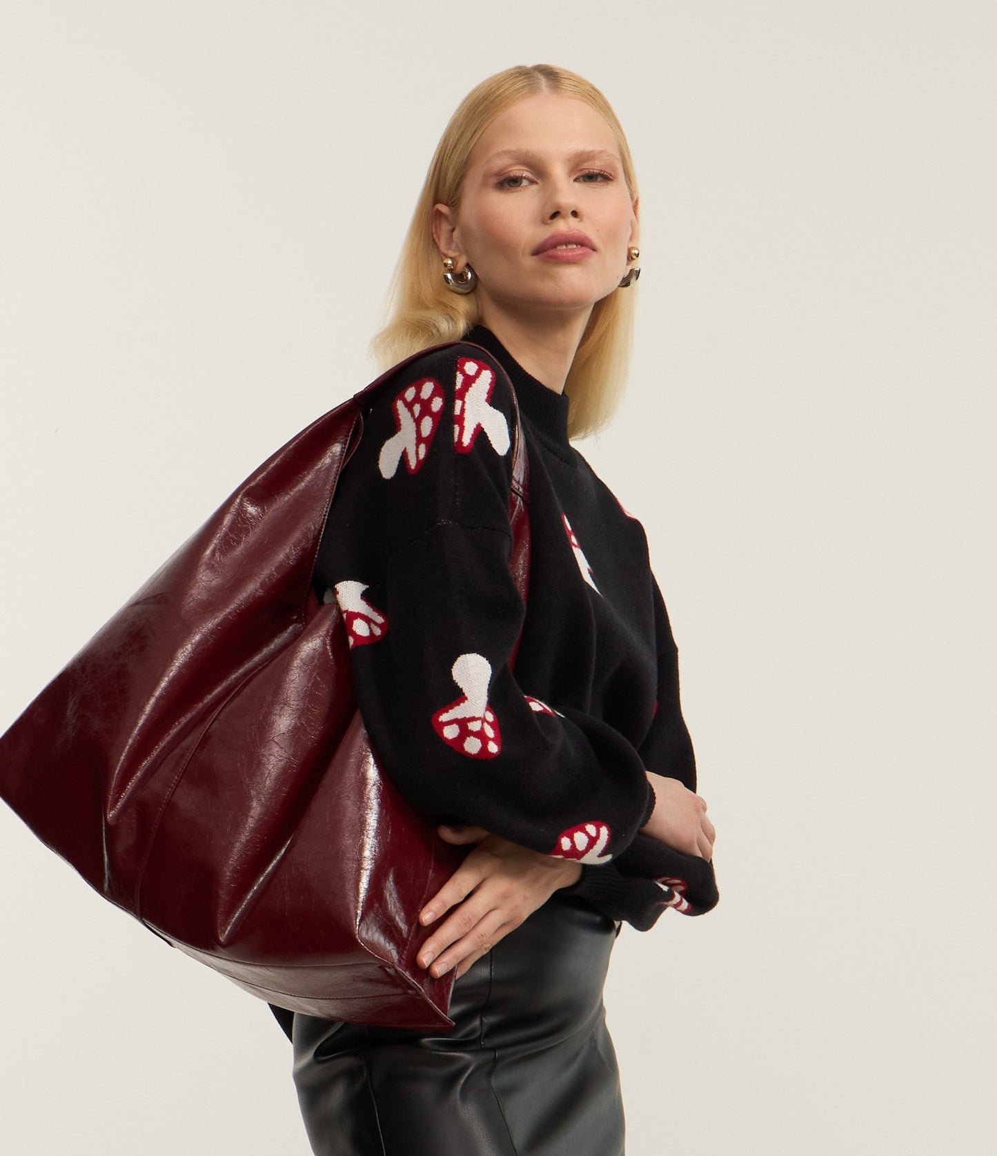 Maglione jacquard nero con stampa di funghi