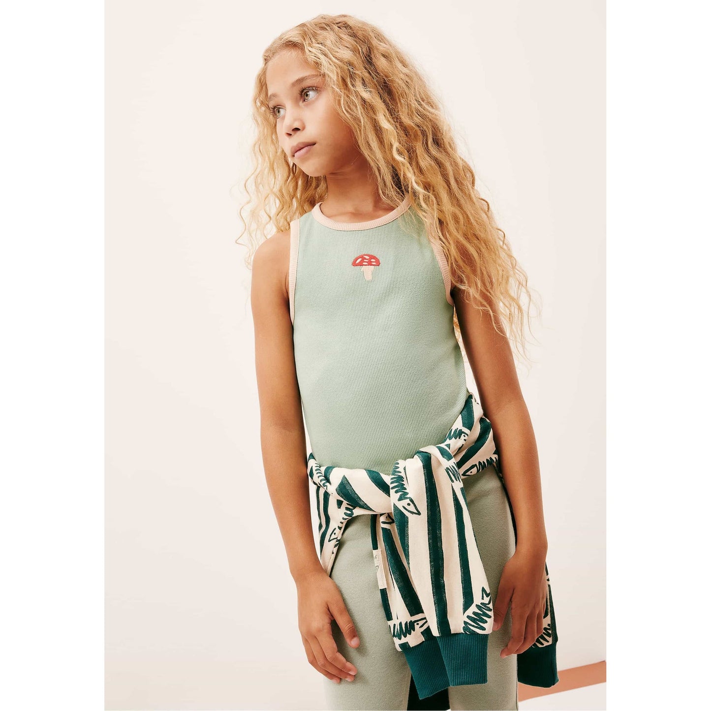 Camiseta de tirantes bordada para niña - Hering Kids + Colección Renata Vanzetto