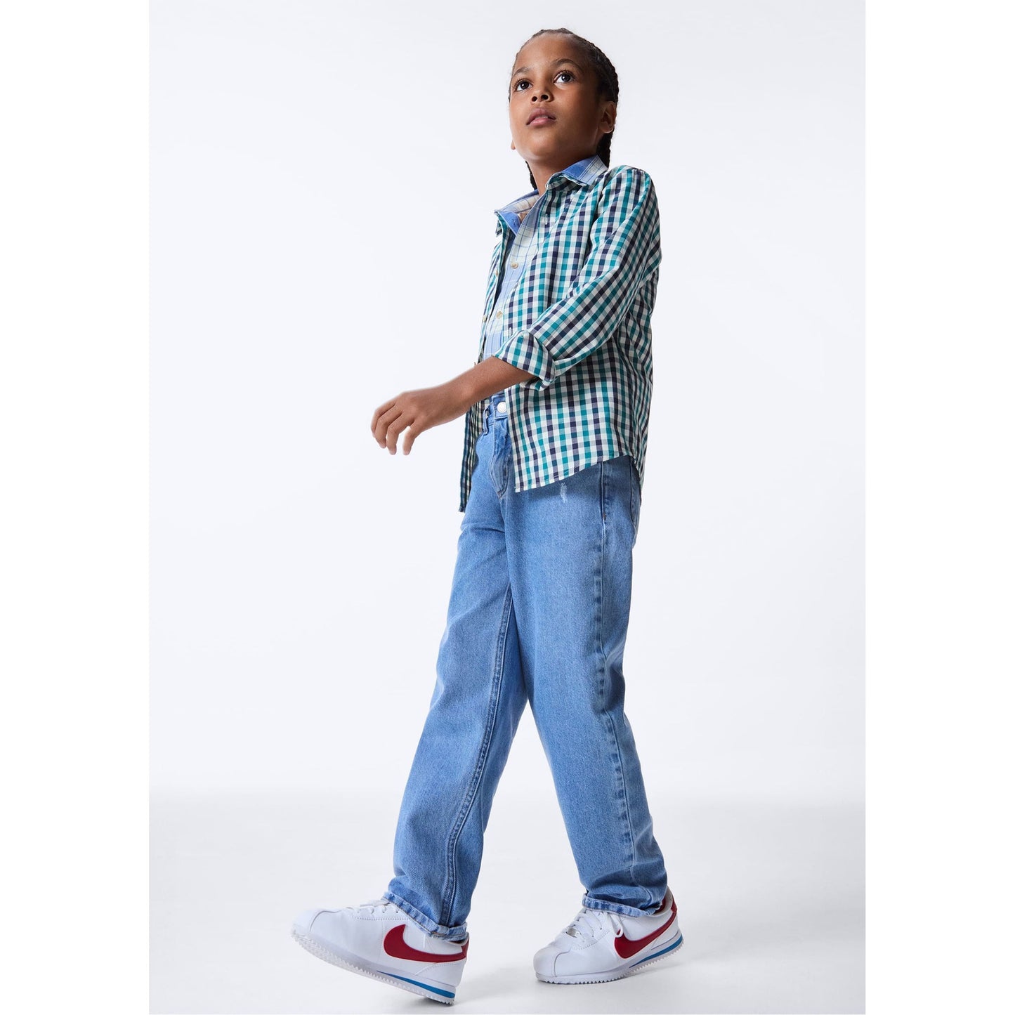 Calça infantil com corte reto e desgastado