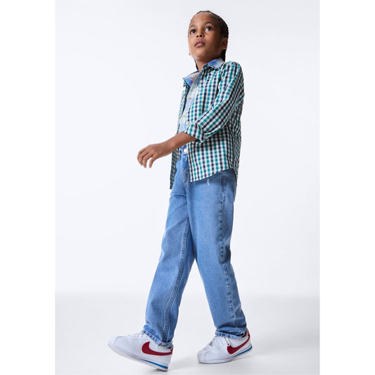 Calça infantil com corte reto e desgastado
