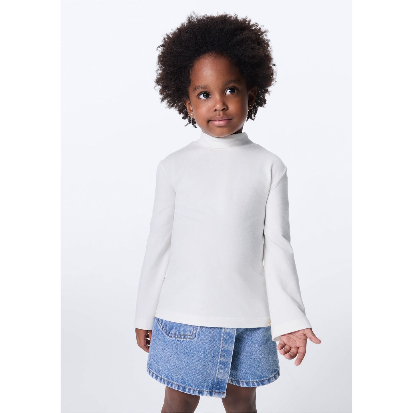 Camiseta de cuello alto para niña pequeña