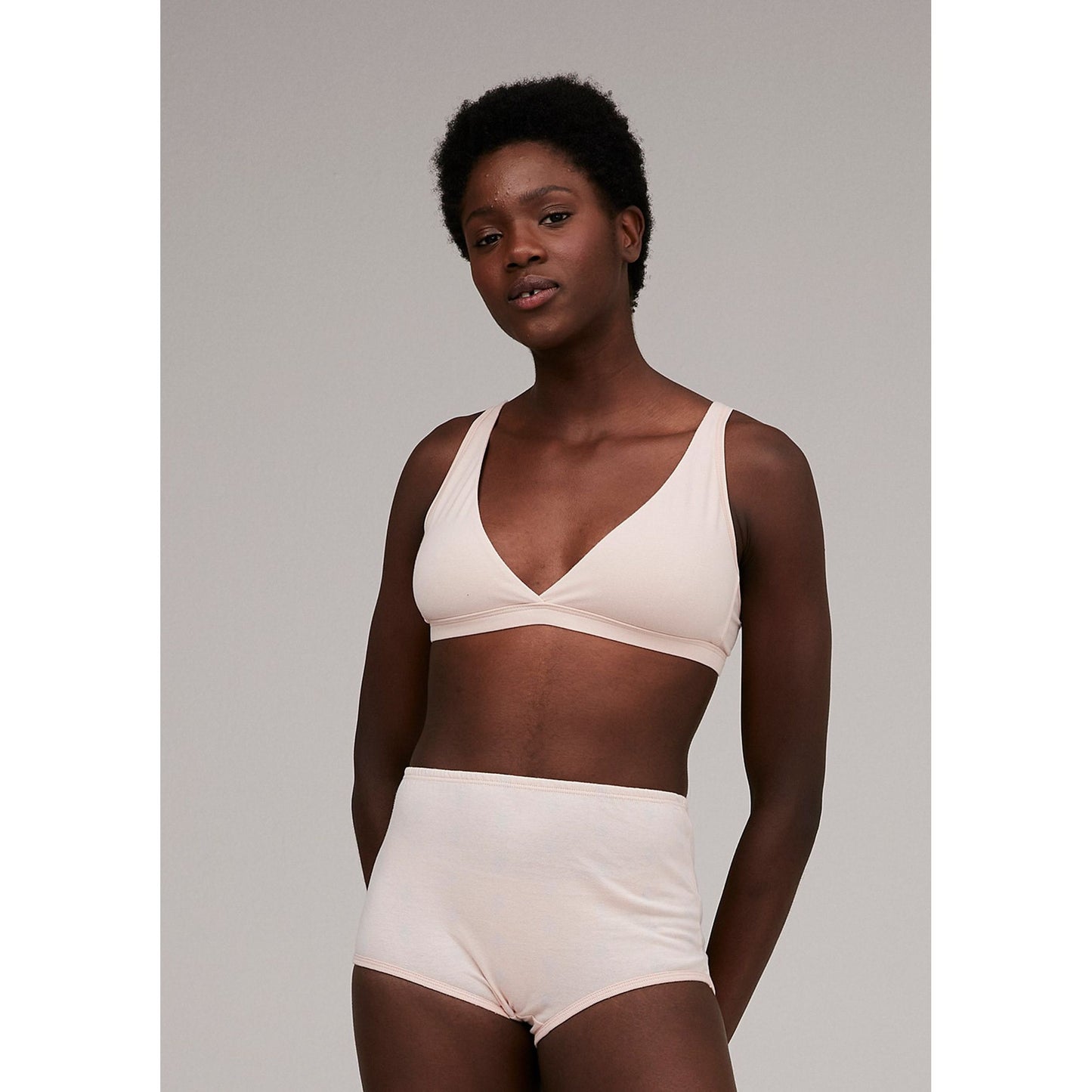 Sujetador de triángulo con tirantes finos