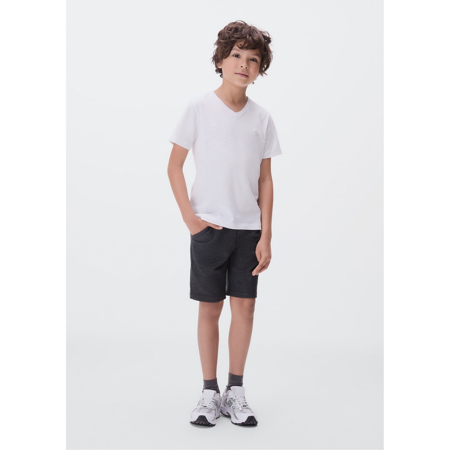 Camiseta básica com gola em V e estampa de chamas para meninos