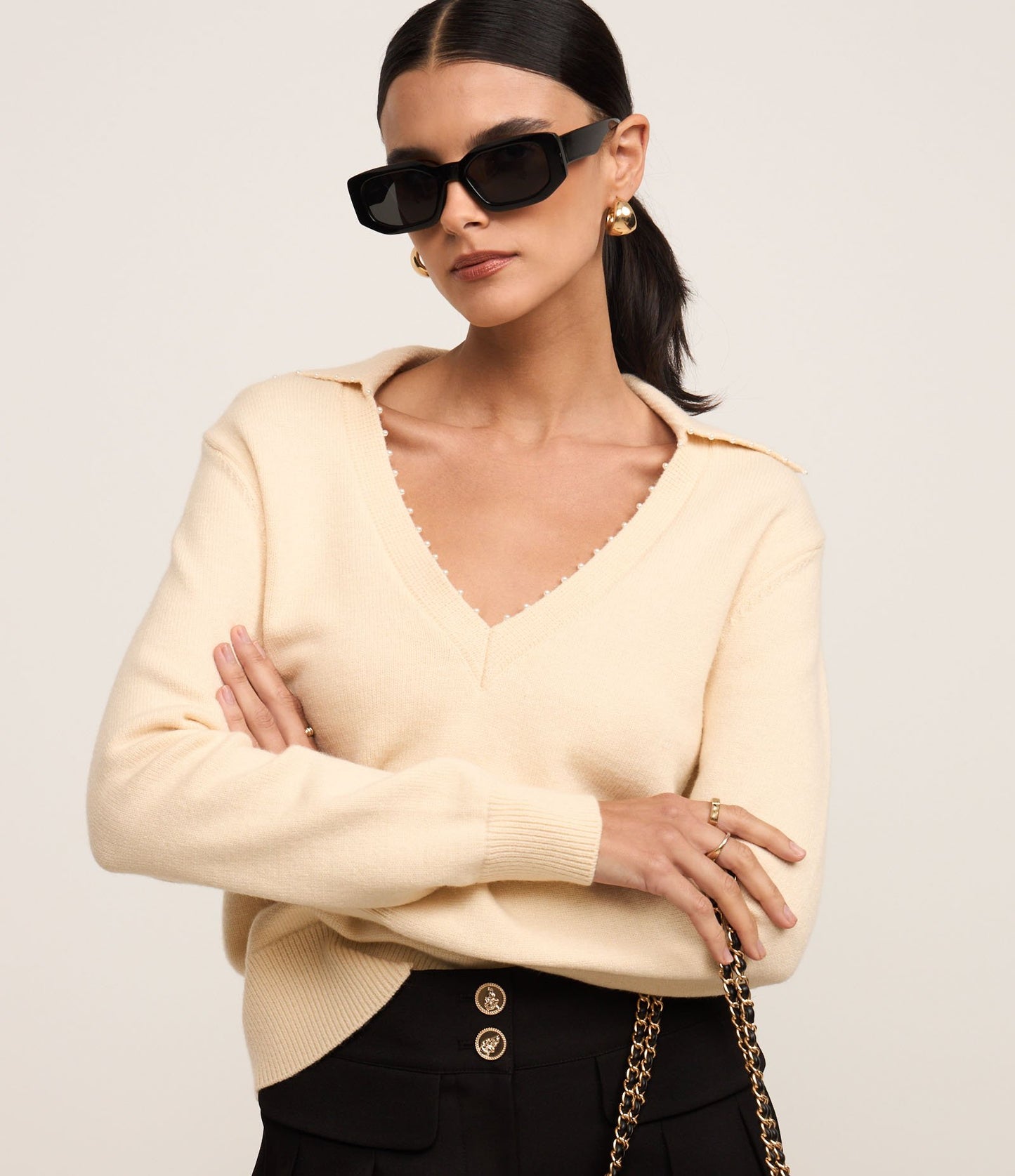 Maglione in maglia beige con colletto a polo impreziosito da perle