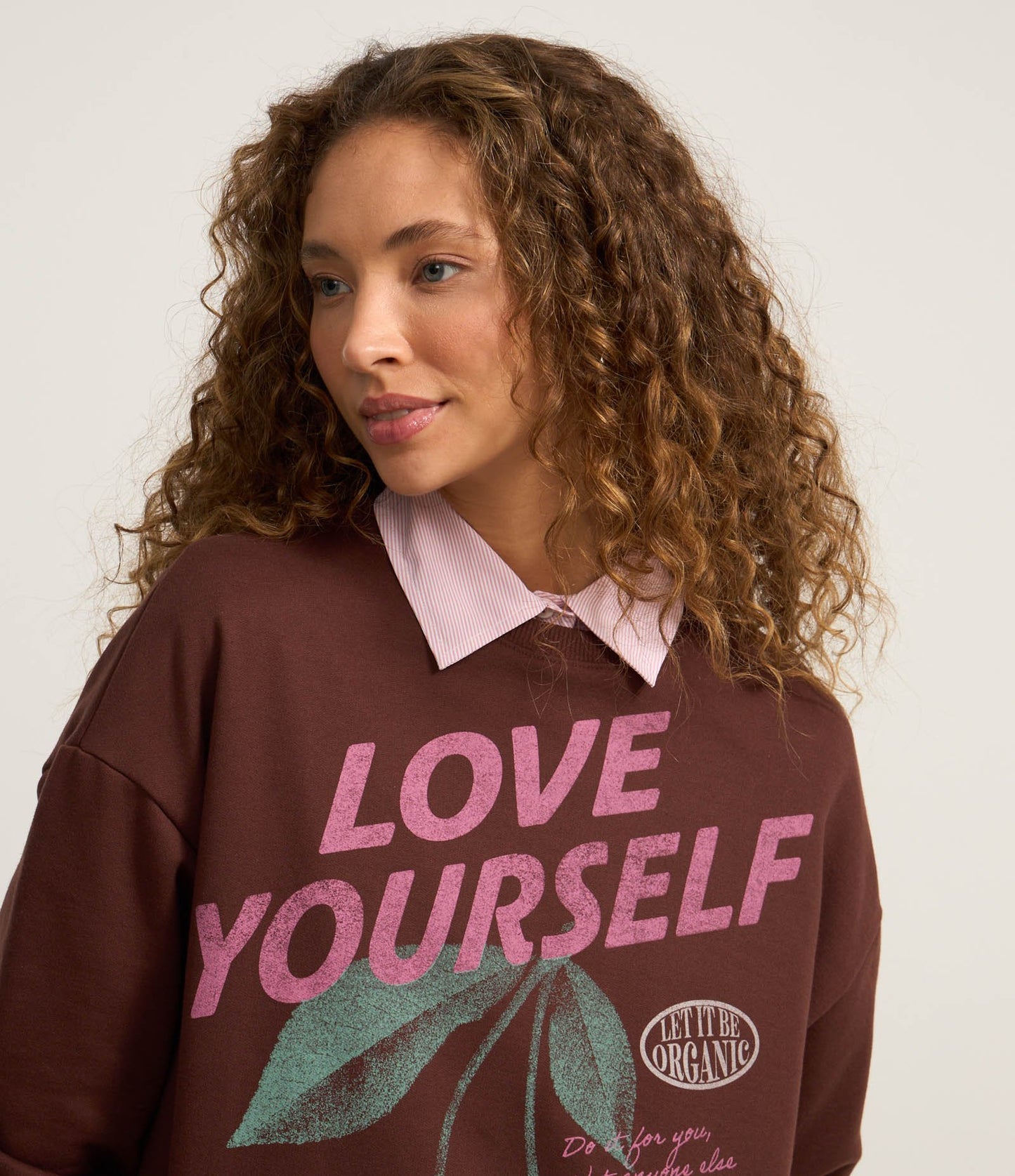 Felpa oversize con fodera in pile e stampa di ciliegie marroni