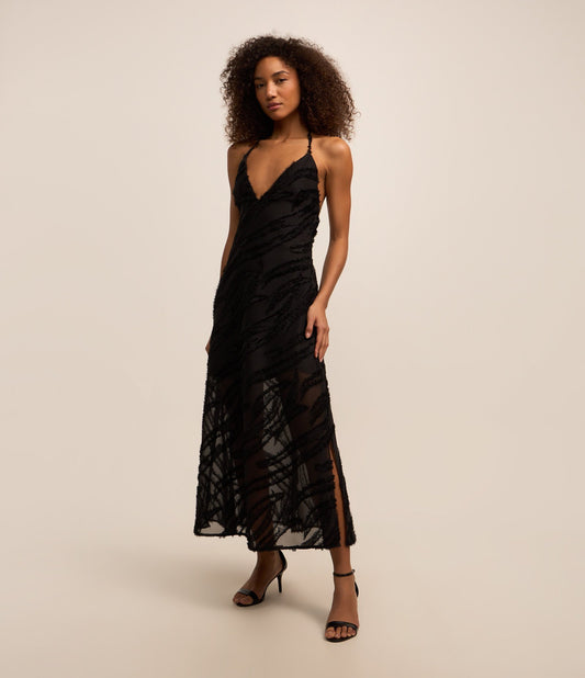 Vestido Largo Cuello Halter en Jacquard Texturizado Negro con Detalles Pelusos