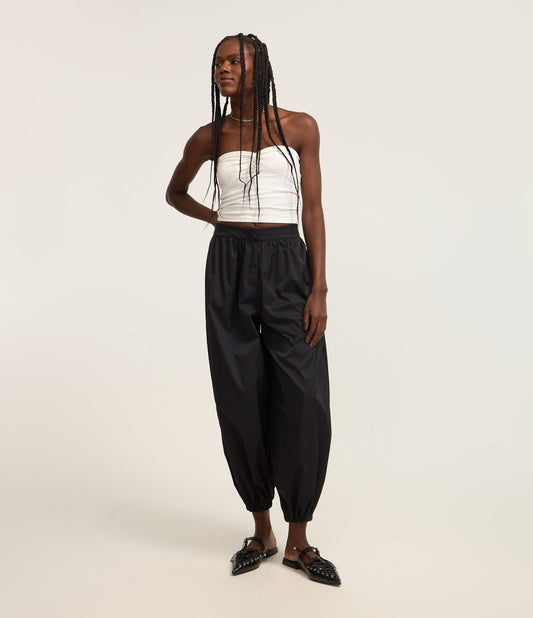 Pantalón globo negro con puños y bolsillos elásticos