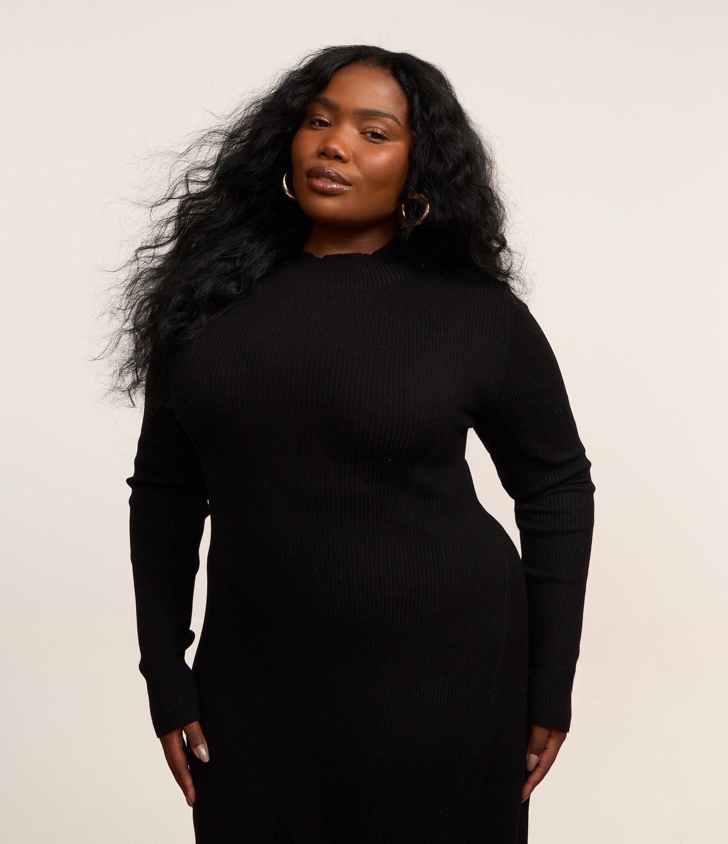 Vestido preto curto de tricô em A com gola alta - Curve e Plus Size