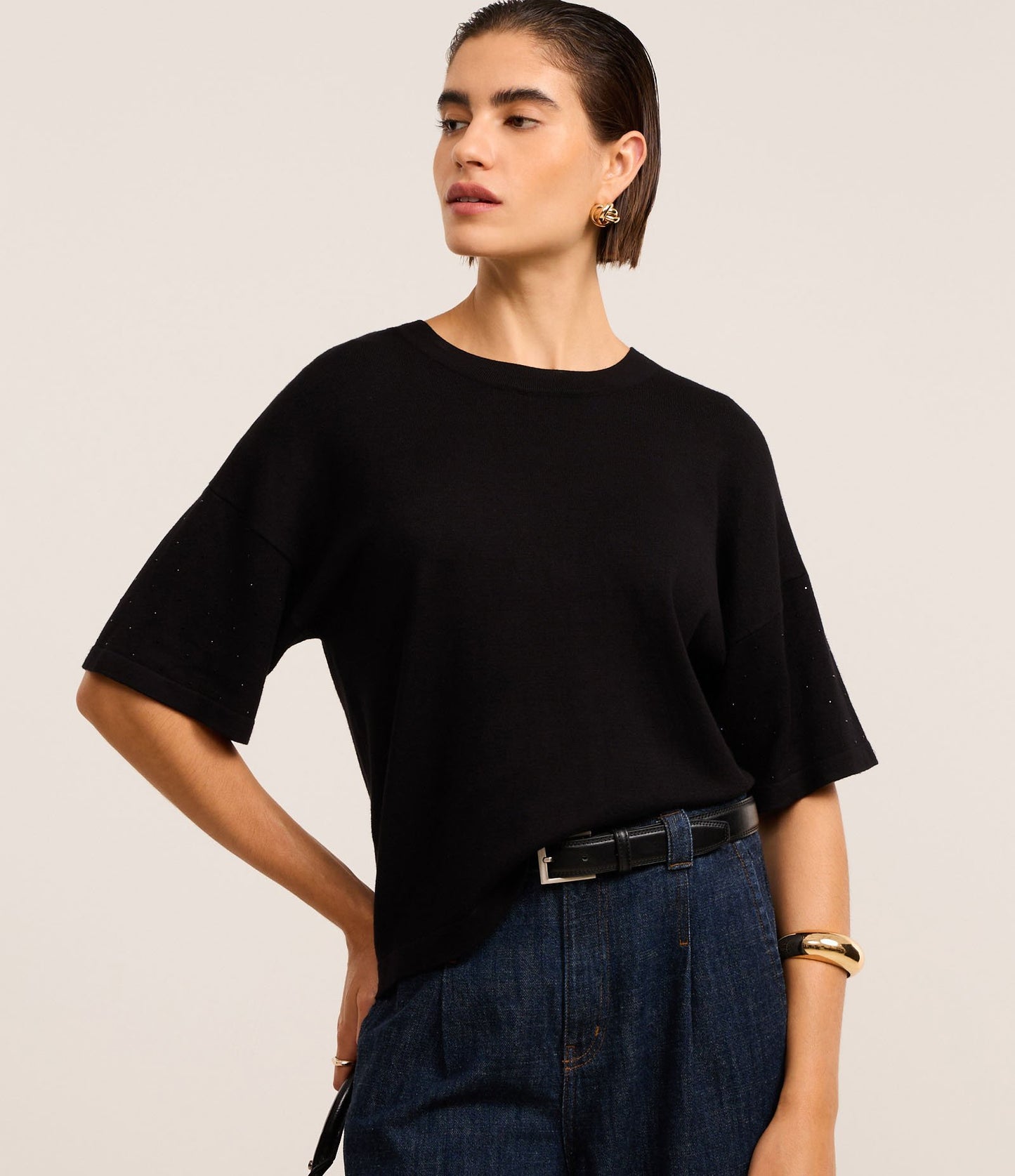 Maglione nero in maglia con maniche impreziosite da strass