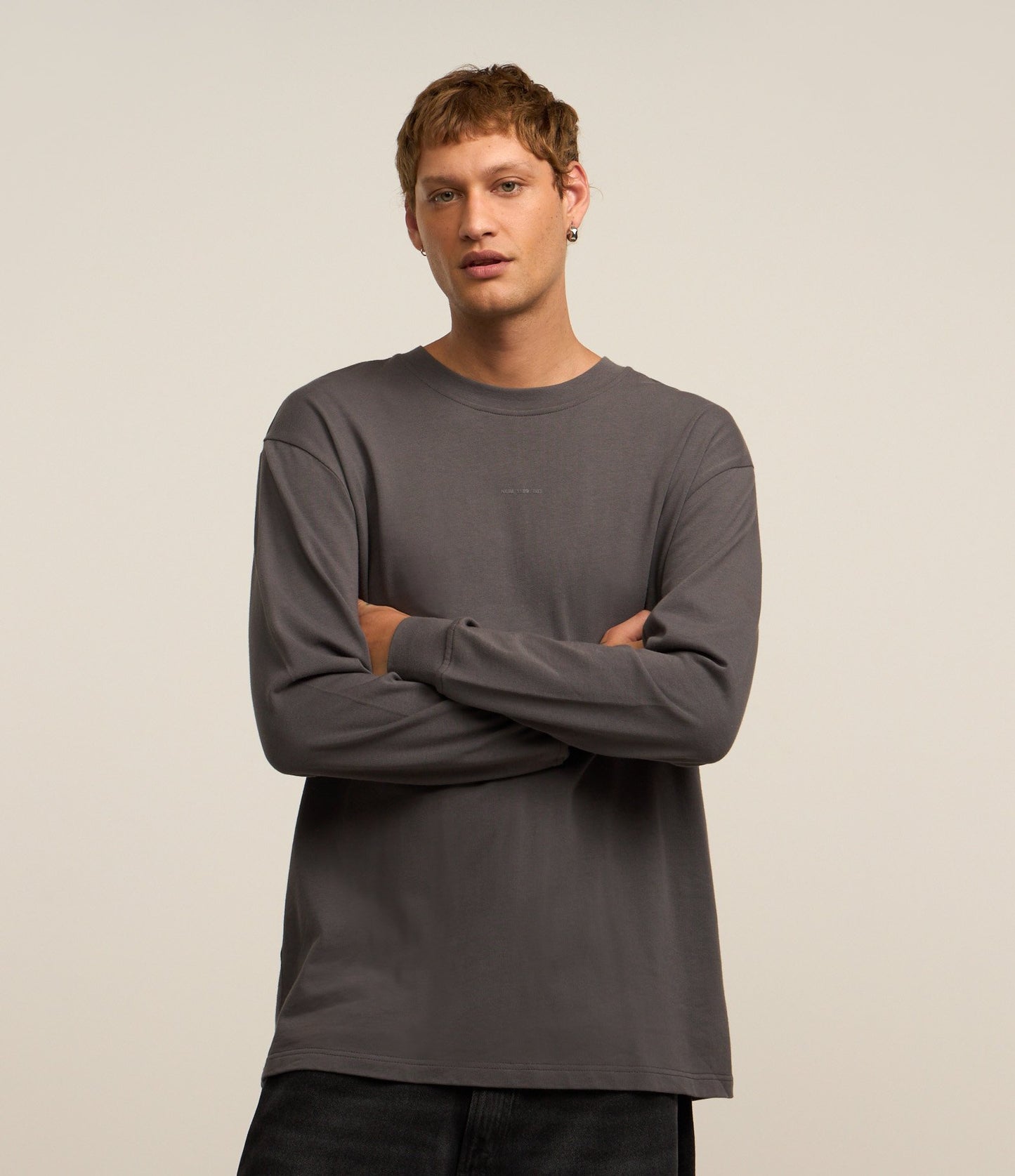 Camiseta relaxed fit de punto gris con mini estampado