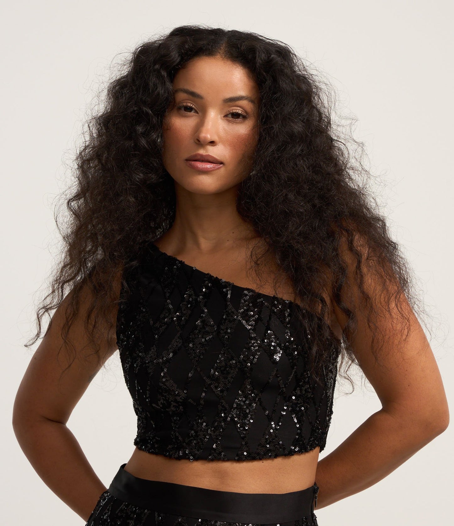 Camicetta nera monospalla con paillettes geometriche