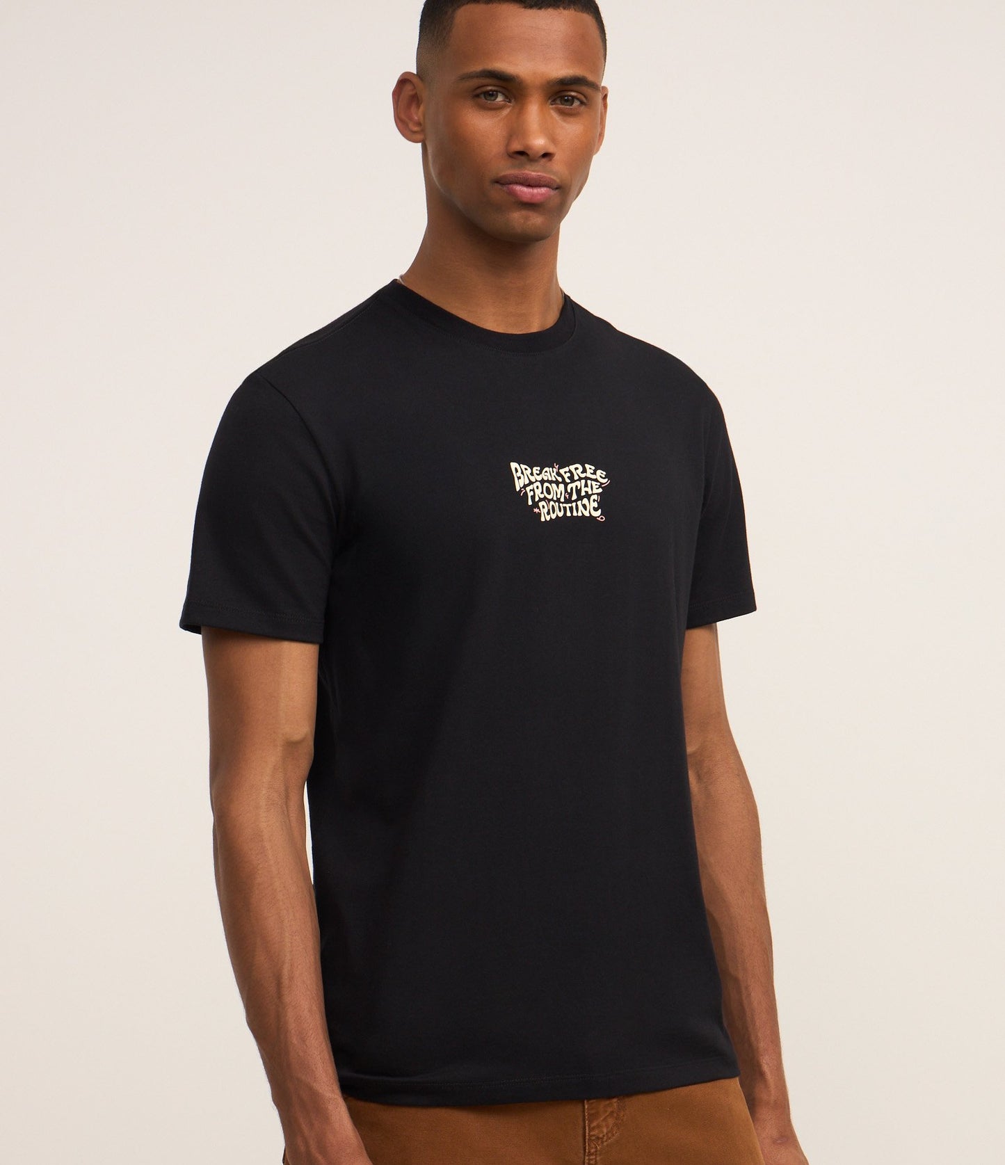 Camiseta de algodón Comfort con estampado "Libérate de la rutina" en negro