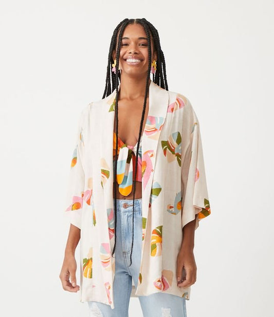 Kimono in viscosa con maniche ampie e stampa di pappagalli e foglie in bianco sporco