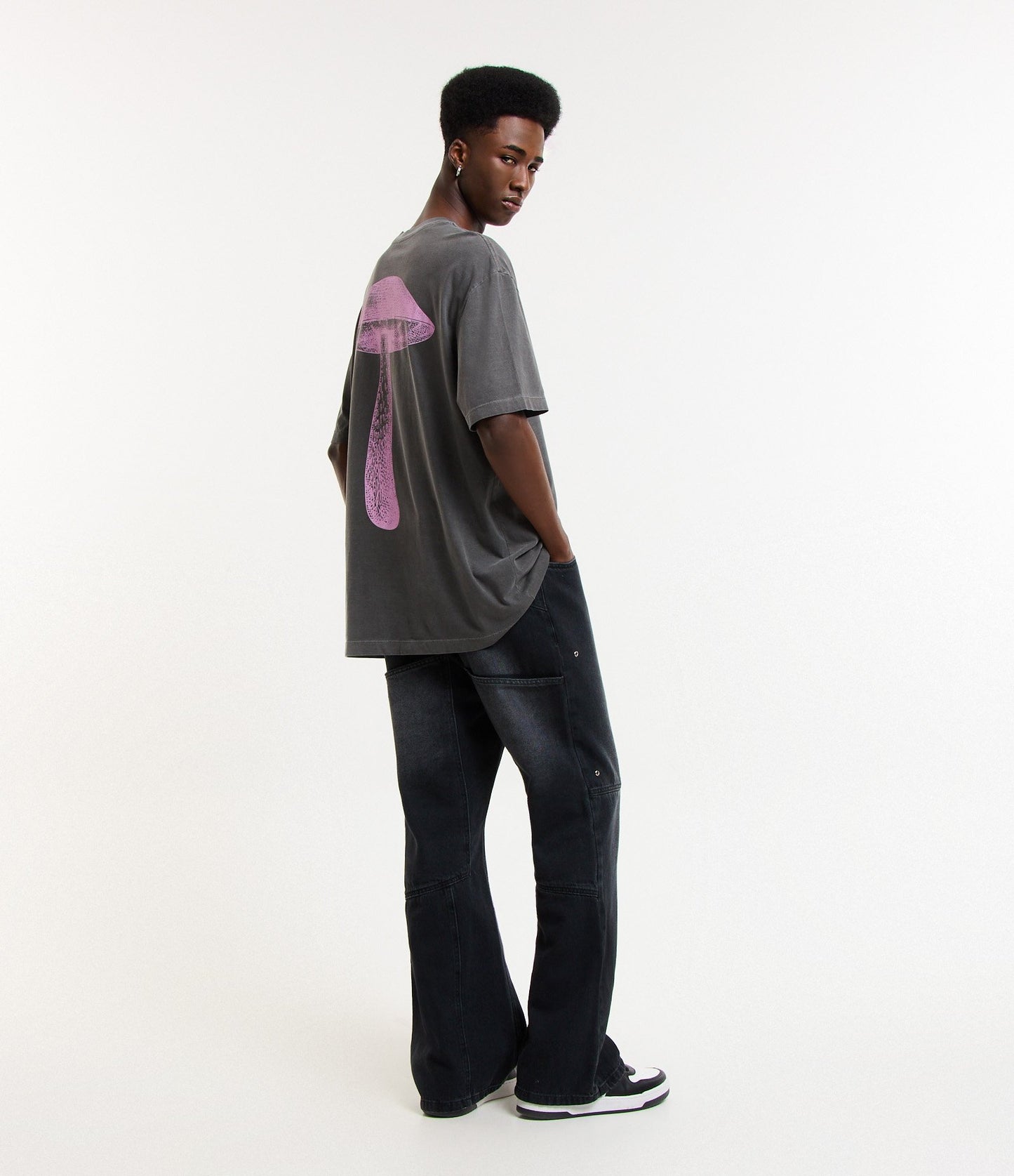Jeans svasati con occhielli e cintura nera