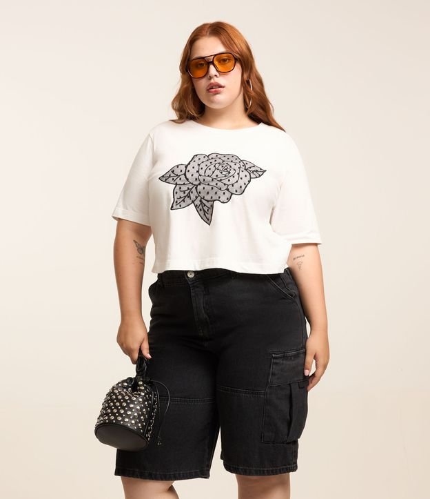 Blusa branca boxy bordada com flor de tule - Curve e Plus Size