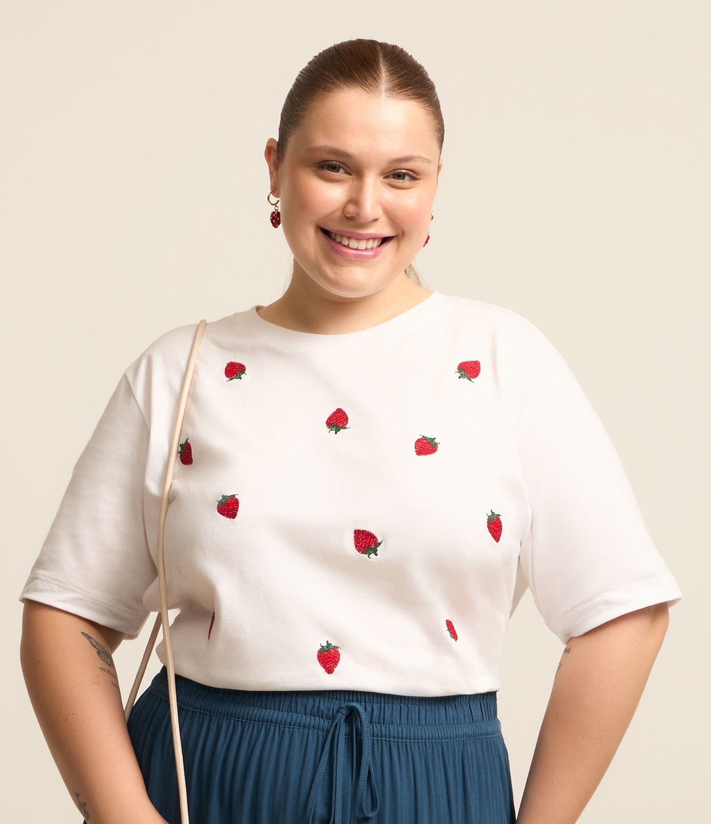 Camicetta in cotone con fragole ricamate, Curve e taglie forti, bianco