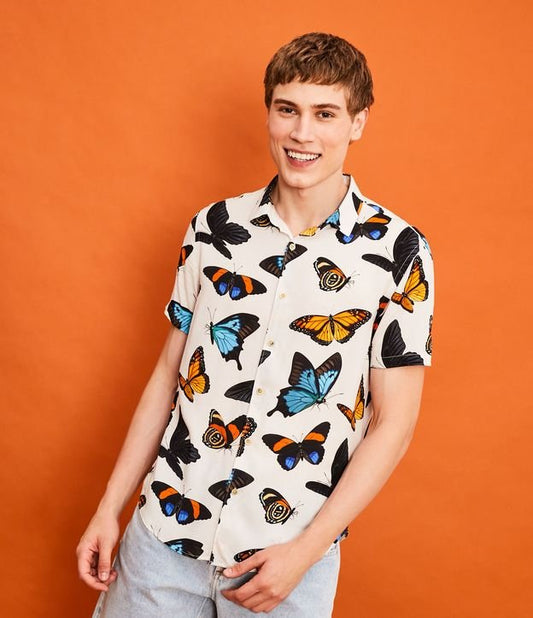 Camisa de manga curta de viscose com estampa de borboleta bege