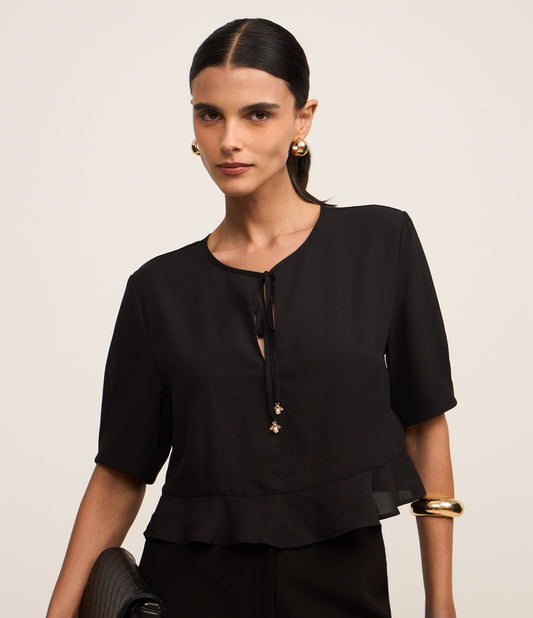 Blusa de Chiffon com Gravata e Pingente de Besouro em Preto