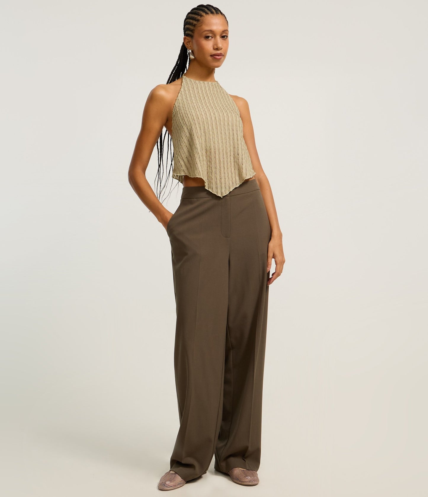 Top halter testurizzato con dettaglio cravatta verde