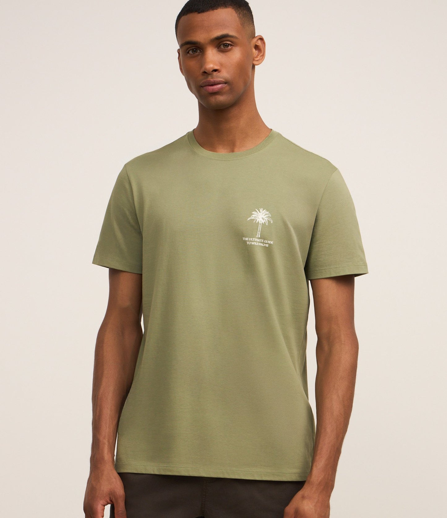 Maglietta comfort in cotone peruviano con stampa di palme verdi
