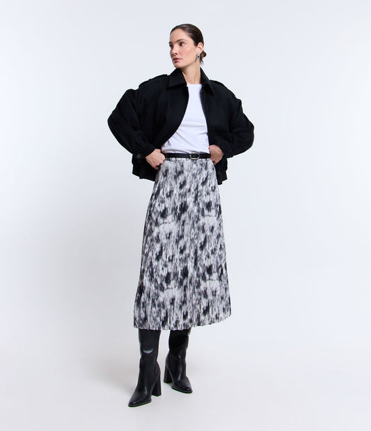 Saia midi em crepe fluido com textura plissada e estampa abstrata em preto e branco