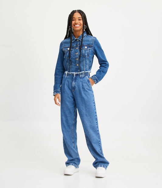 Jeans com pernas retas, alças largas para cinto e pregas em azul