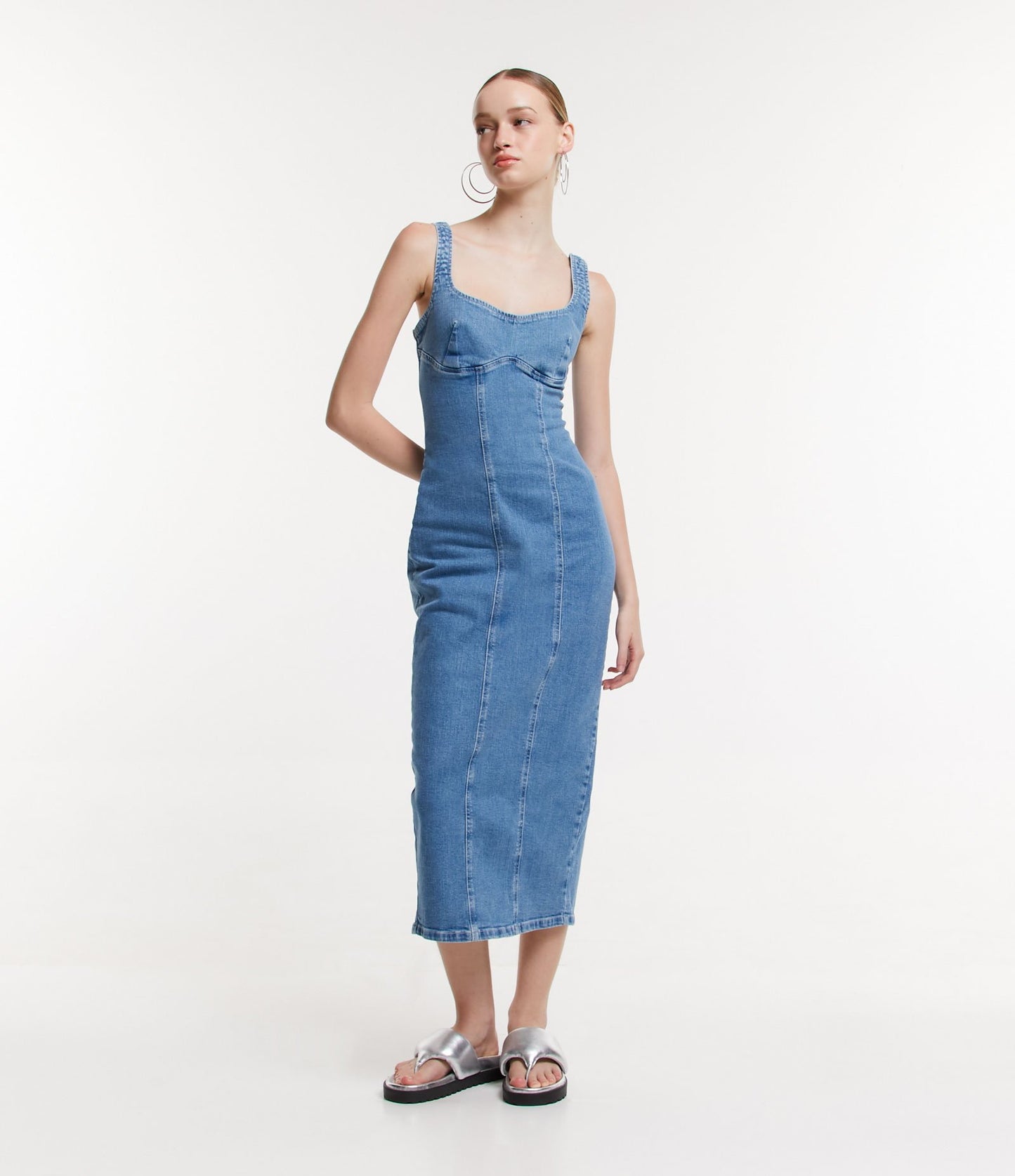Vestido Midi Denim azul claro com alças médias e busto justo