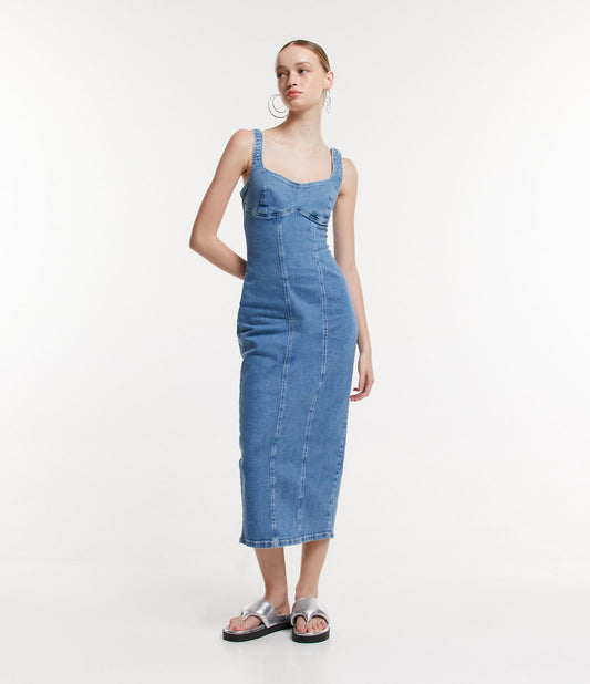 Vestido vaquero midi azul claro con tirantes medianos y busto ajustado