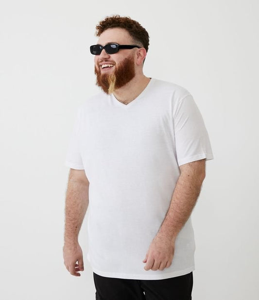 Camiseta branca de manga curta com decote em V em tecido de malha macia