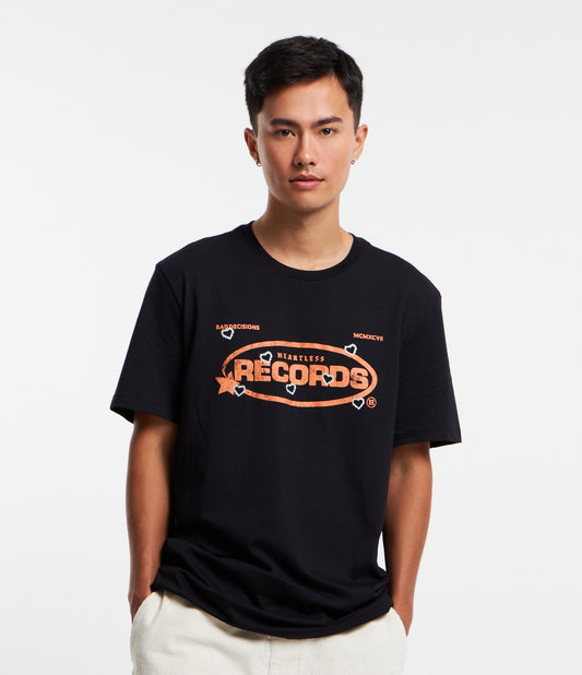 Camiseta Comfort Cotton com estampa da Hearthless Records em preto