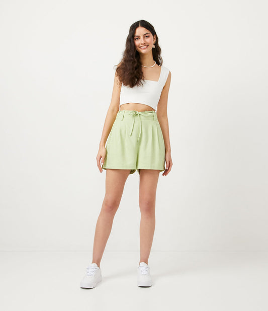 Shorts verde de cintura alta com gravata e pregas