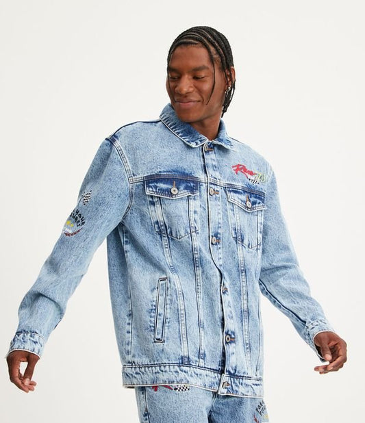 Jaqueta de brim azul médio para caminhoneiros com bordado frontal e letras do Brooklyn