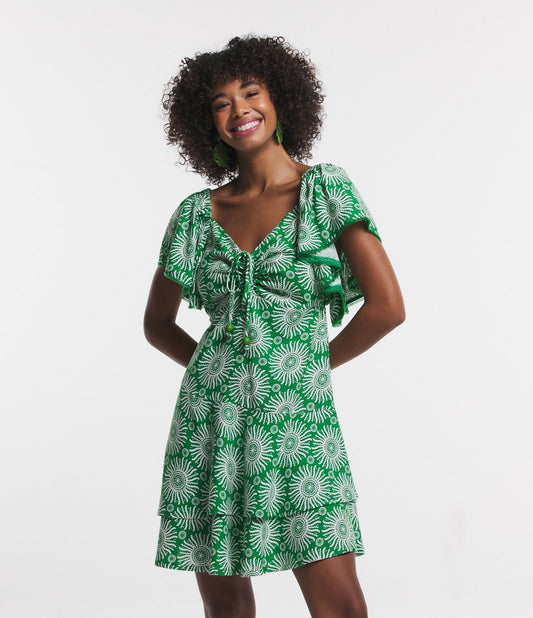 Vestido curto de linho com babados e laço verde com contas