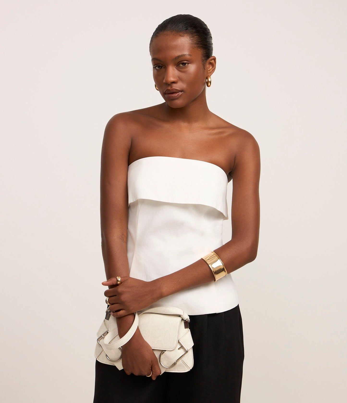 Blusa blanca de crepé sin tirantes con escote plegado
