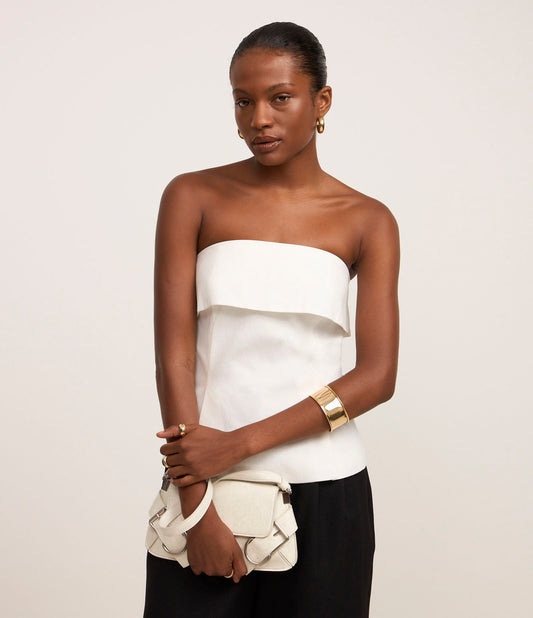 Blusa blanca de crepé sin tirantes con escote plegado