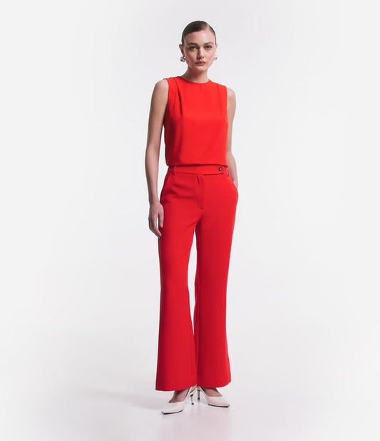 Pantaloni sartoriali rossi con cintura incrociata e bottone esclusivo