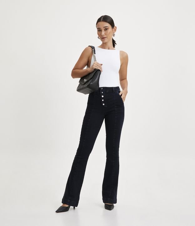 Calça jeans flare com elástico, botões e design frontal exclusivo - Azul