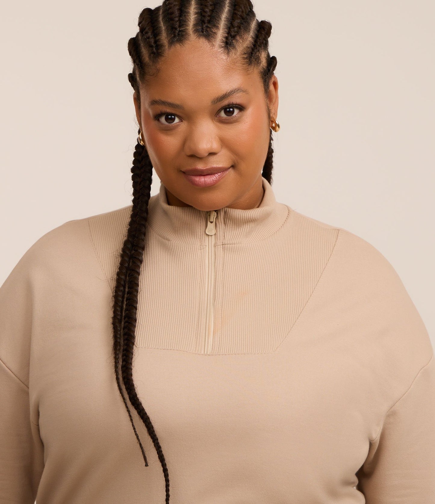 Felpa plus size beige con spalle scese e cerniera curva