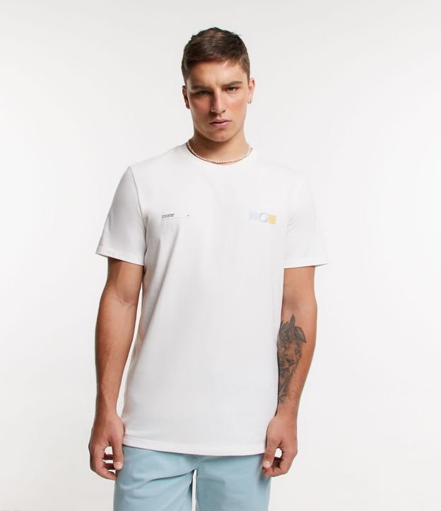 Camiseta Comfort de medio punto con estampado geométrico y letras en blanco roto