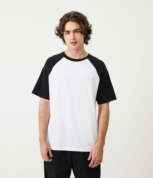 Camiseta relaxada de algodão com mangas raglan e etiqueta na bainha em branco/preto