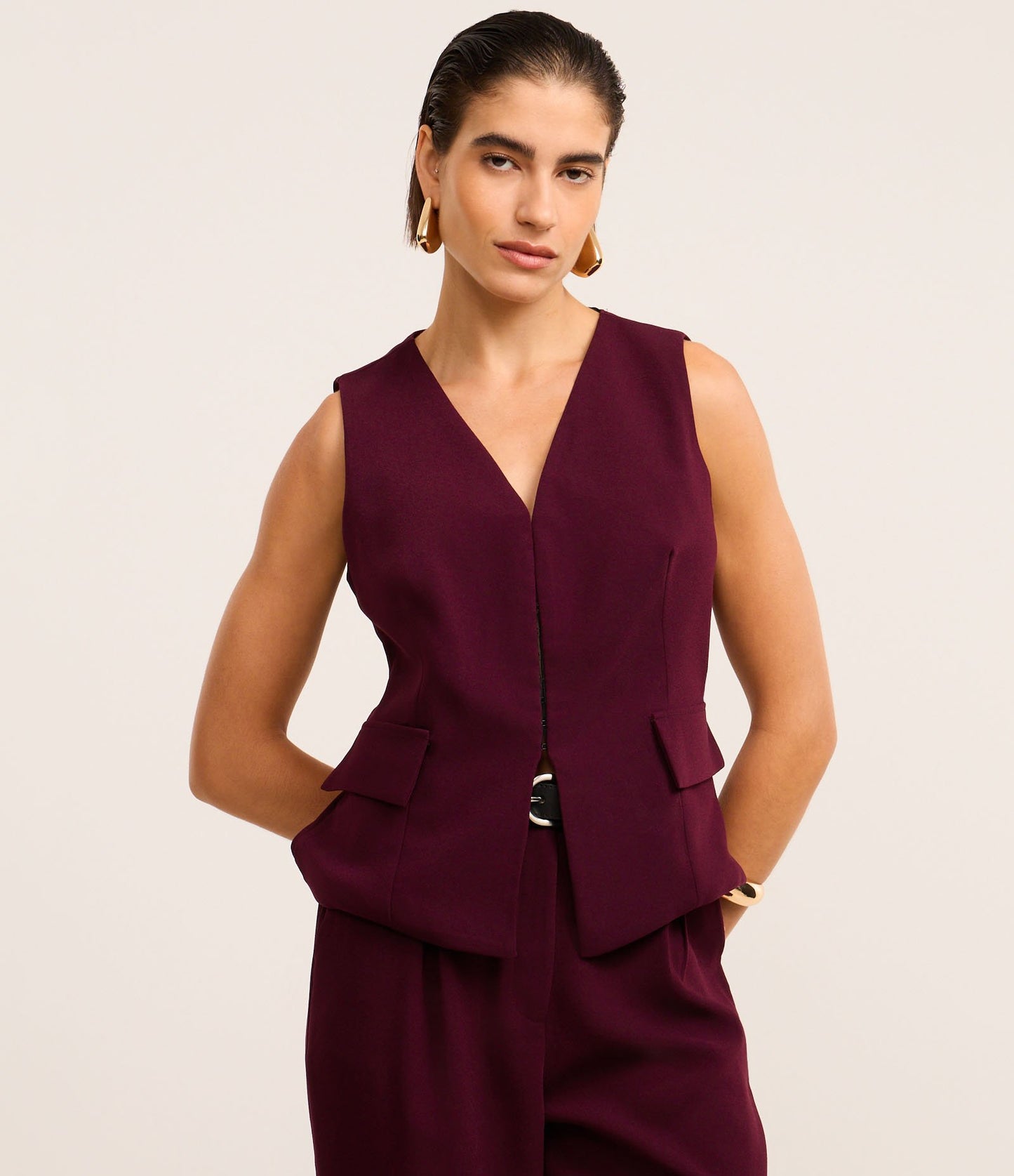 Gilet in crêpe con chiusura semplice e risvolti color vino