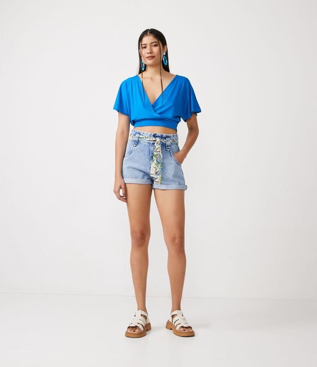 Pantaloncini di jeans larghi a vita alta con cintura a foulard floreale blu