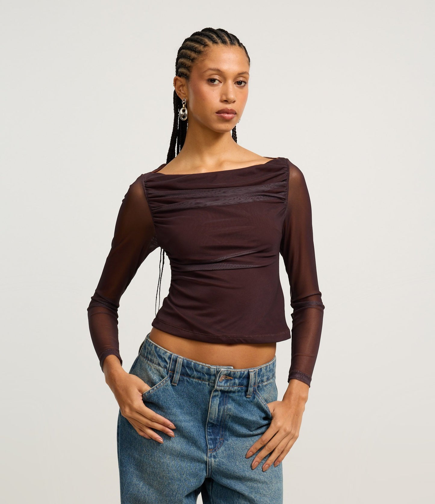 Blusa marrón de tul con diseño drapeado y mangas transparentes